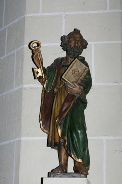 Kleine Petrusfigur an einer der Säulen im Kirchenschiff von St. Petri