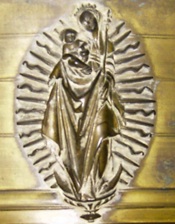 Detail Taufbecken: Madonna im Strahlenkranz