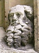 Apostelkopf an der Außenmauer des Chorraumes